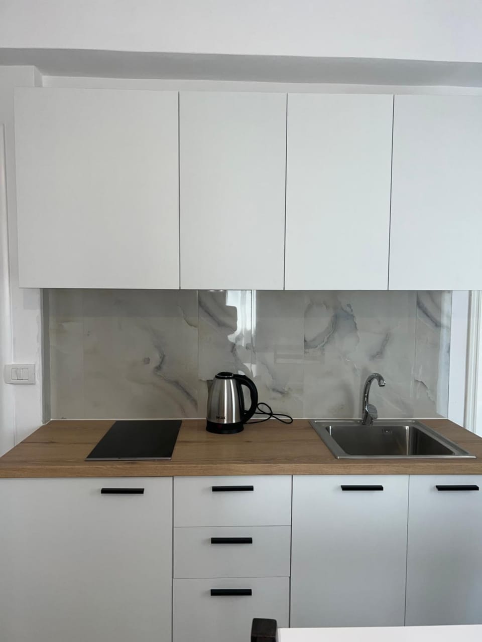 Coffee/tea facilities, Kitchen or kitchenette, stove