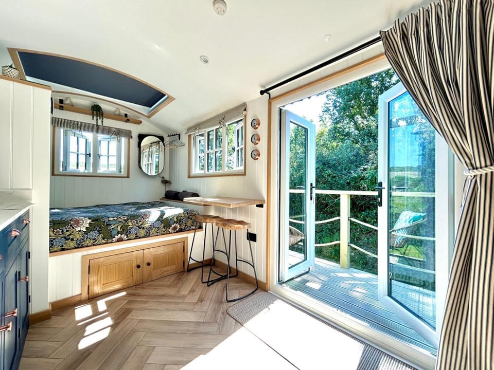 Luxury Shepherds Hut With Wood Fired Hot Tub House in England
