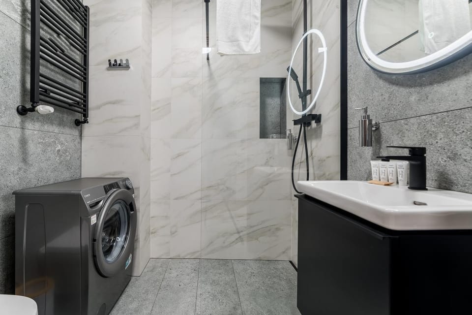 Shower, Bathroom, towels, washing machine
