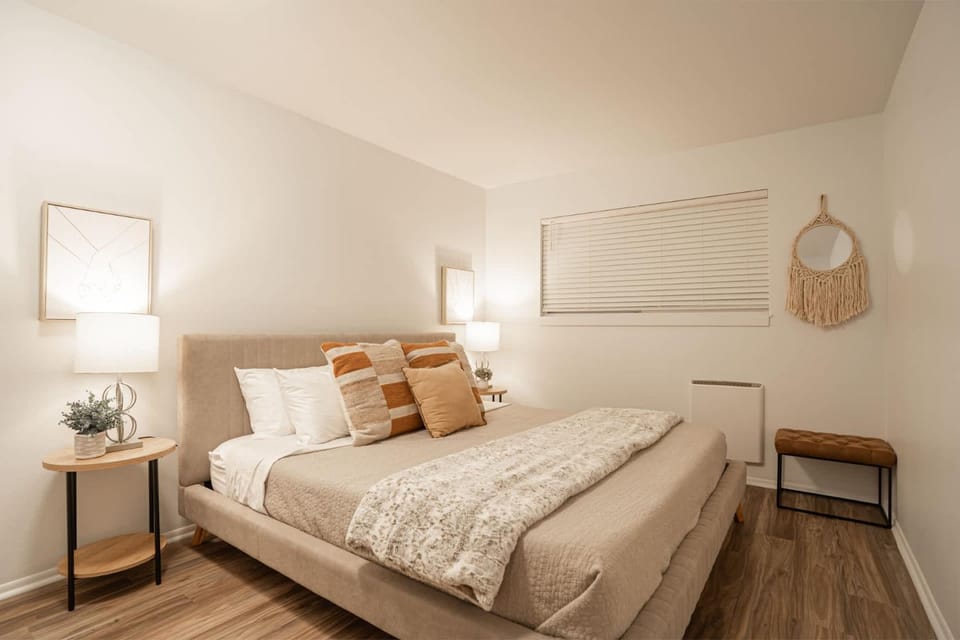 Stylish Bellevue Stay half mile to downtown Apartment in Mercer Island
