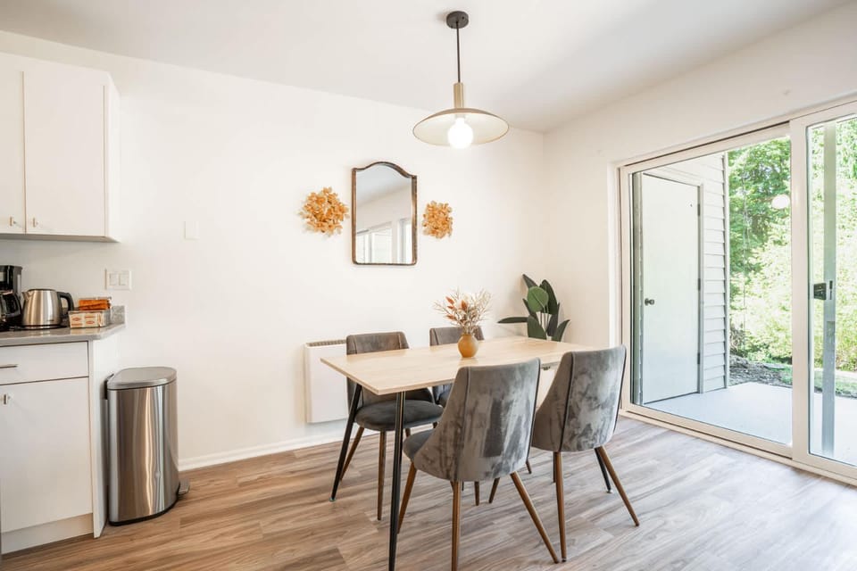 Stylish Bellevue Stay half mile to downtown Apartment in Mercer Island