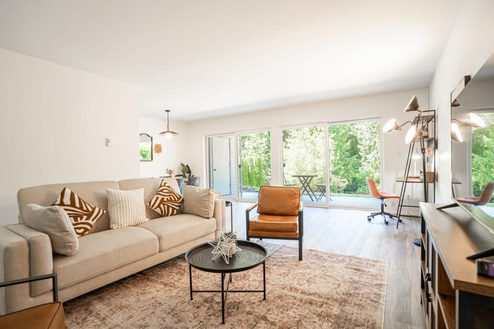 Stylish Bellevue Stay half mile to downtown Apartment in Mercer Island