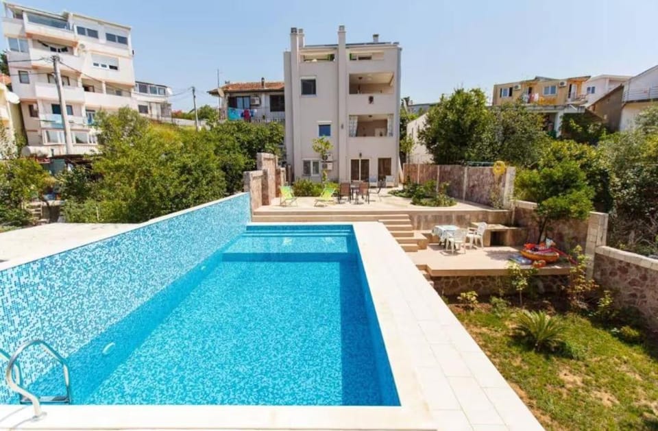 Property building, Garden, Swimming pool