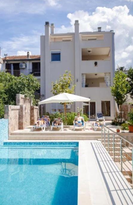 Property building, Day, Balcony/Terrace