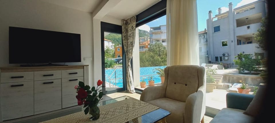 Communal lounge/ TV room, TV and multimedia, Living room, Seating area, Swimming pool