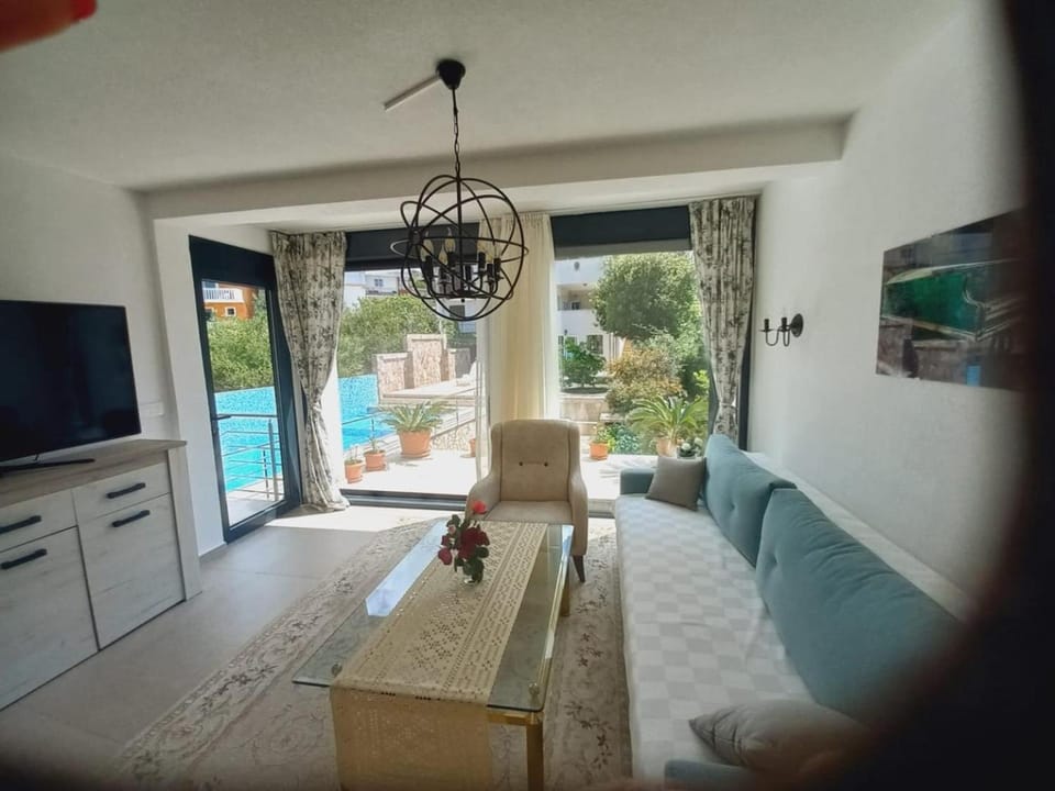 Communal lounge/ TV room, Living room, Seating area, Evening entertainment, Swimming pool