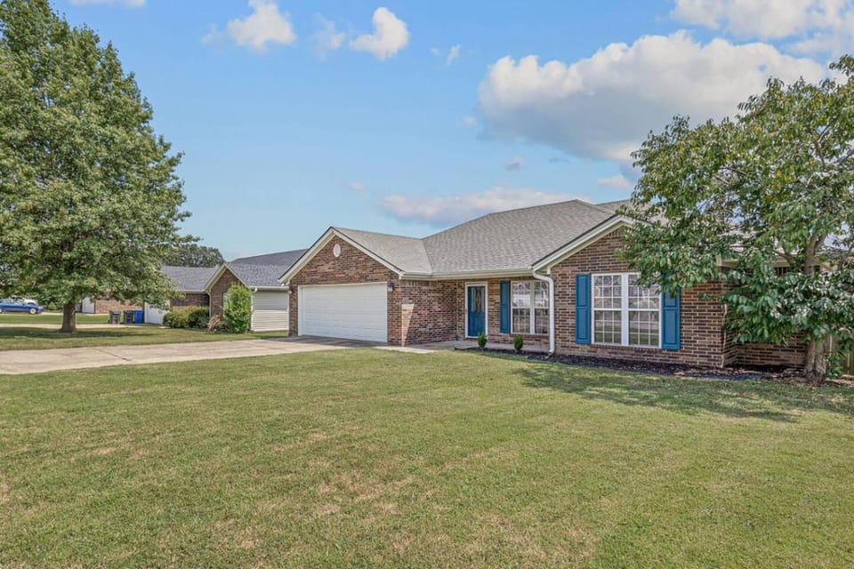 Family Oasis In Jonesboro! 4Bd, 2Ba house High Speed WiFi! Villa in Jonesboro