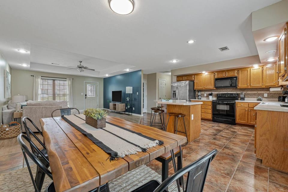 Family Oasis In Jonesboro! 4Bd, 2Ba house High Speed WiFi! Villa in Jonesboro