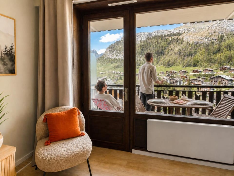 People, Natural landscape, View (from property/room), Balcony/Terrace, Living room, Seating area, Mountain view