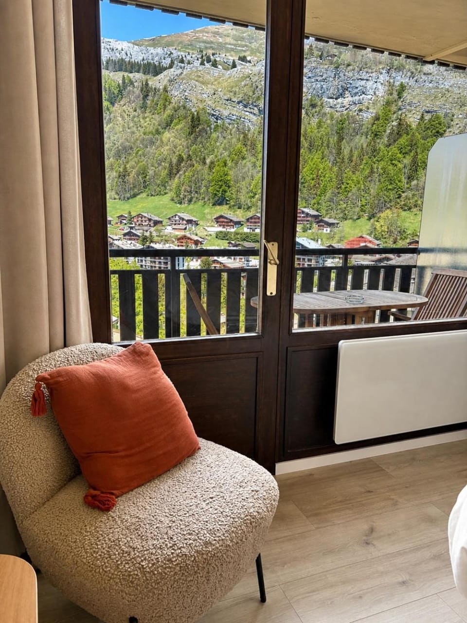 Natural landscape, View (from property/room), Balcony/Terrace, Living room, Seating area, Mountain view