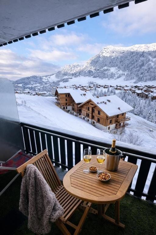 Natural landscape, Balcony/Terrace, Dining area, Mountain view