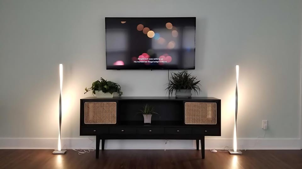 TV and multimedia, Living room, Seating area, Evening entertainment