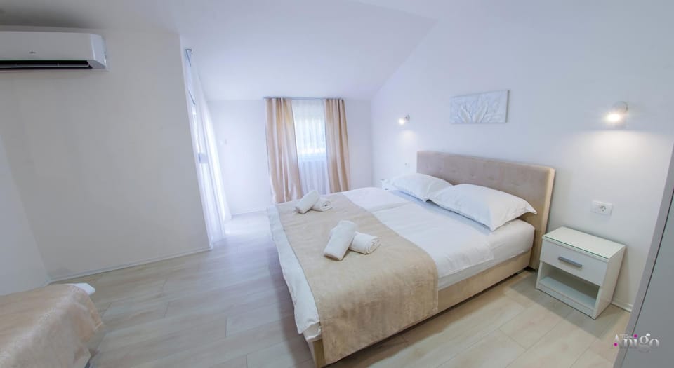 Bed, Photo of the whole room, Bedroom, towels, air conditioner