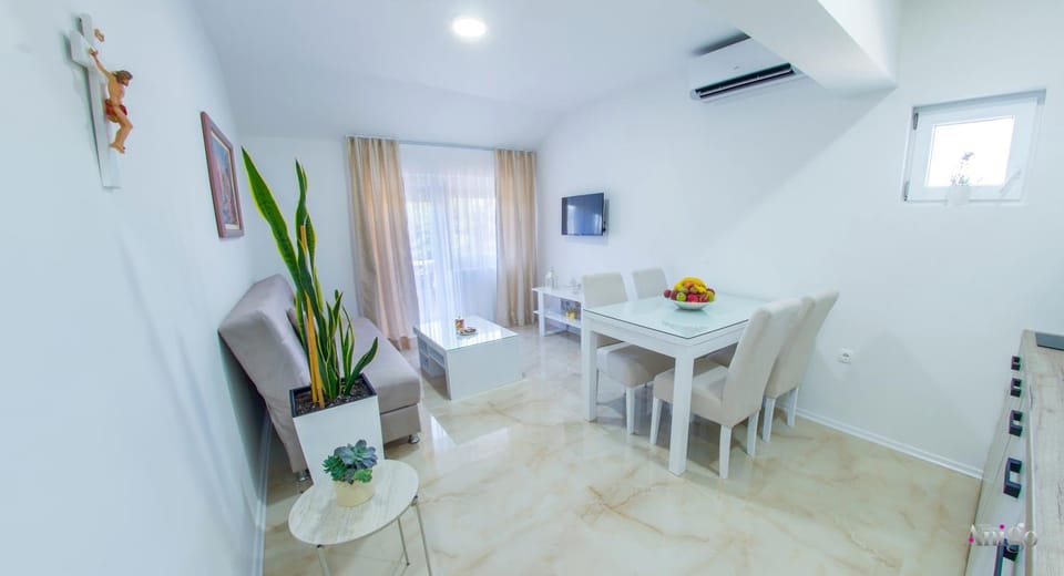 Living room, Seating area, Dining area, air conditioner