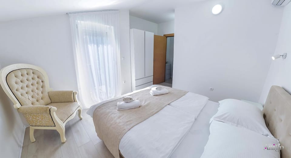 Bed, Photo of the whole room, Seating area, Bedroom, towels