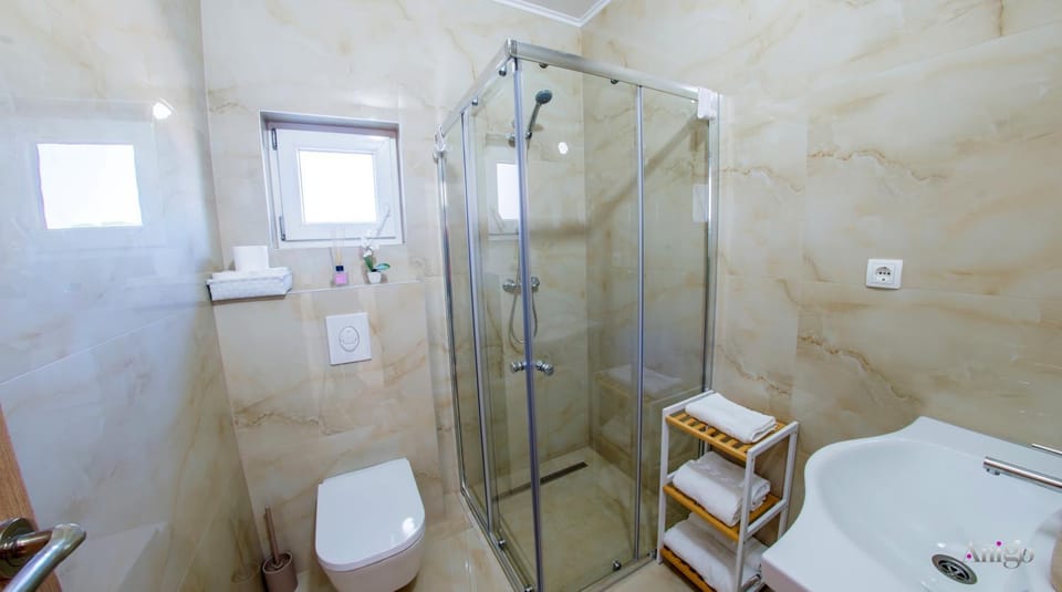 Shower, Toilet, Bathroom, towels
