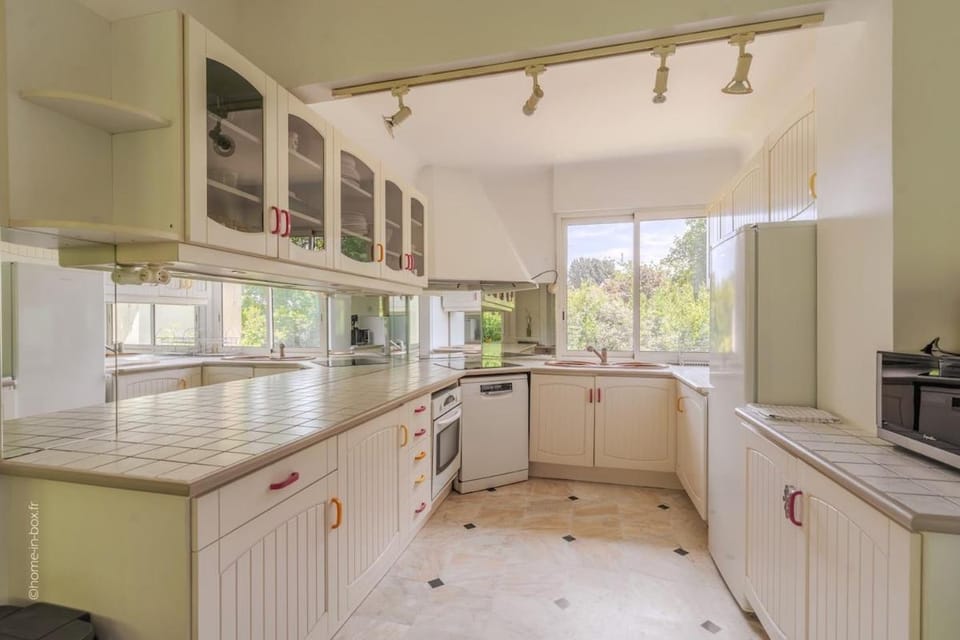 Beautiful House 12 Person 20min Paris - Disney Villa in Chelles