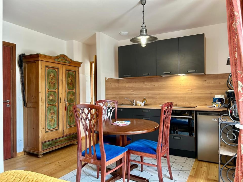 Kitchen or kitchenette, Seating area, Dining area, oven, toaster