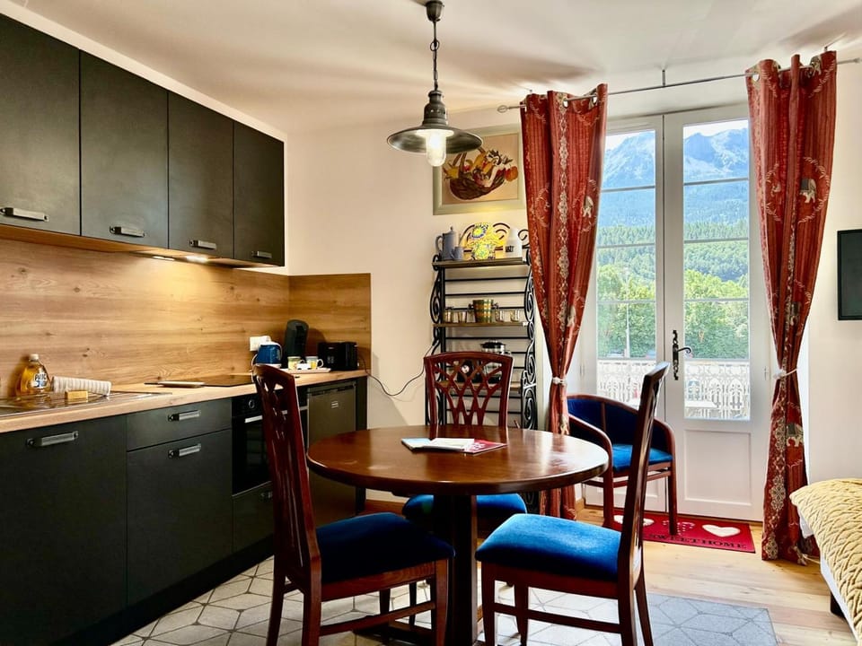 Kitchen or kitchenette, Dining area