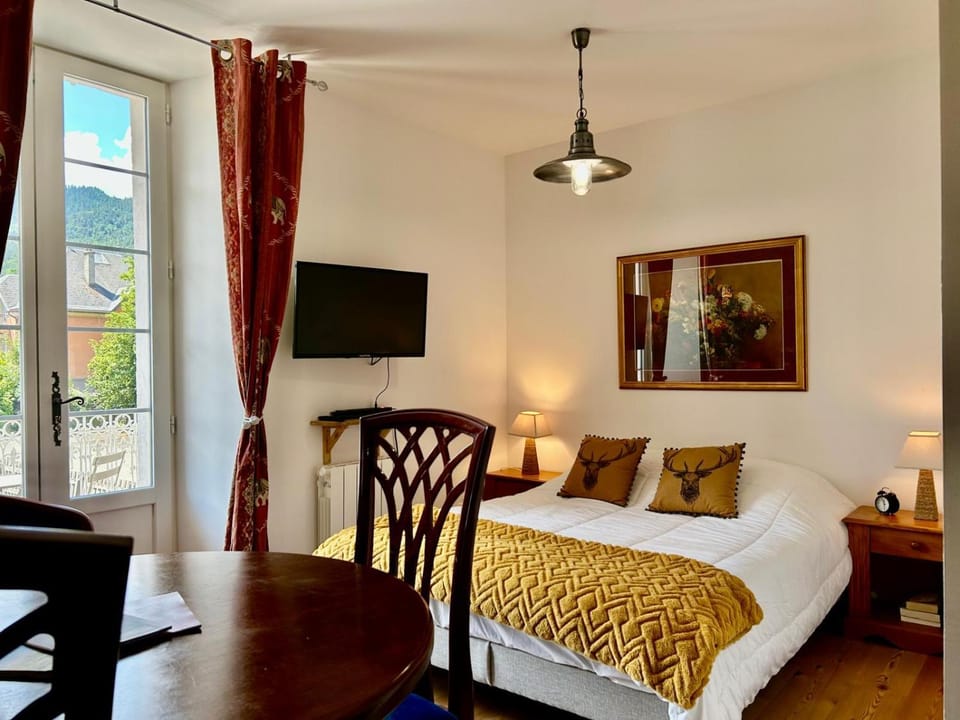 Bed, TV and multimedia, Photo of the whole room, Bedroom