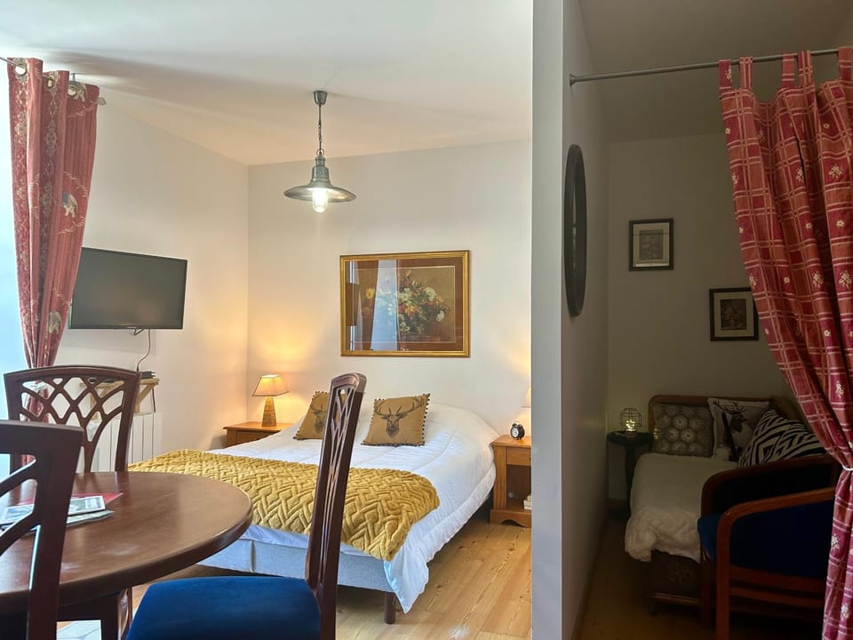 Bed, TV and multimedia, Photo of the whole room, Bedroom