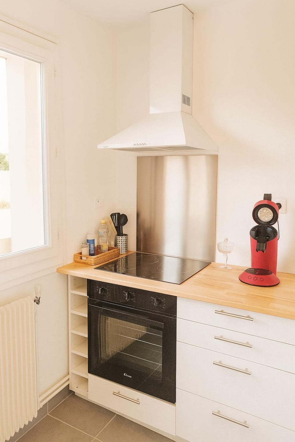 Coffee/tea facilities, Kitchen or kitchenette, stove
