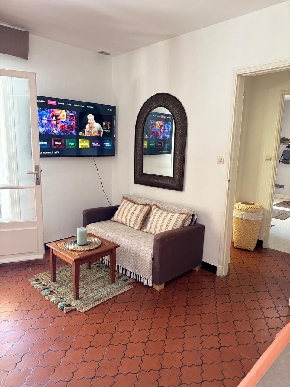 Communal lounge/ TV room, TV and multimedia, Living room, Seating area, Bedroom