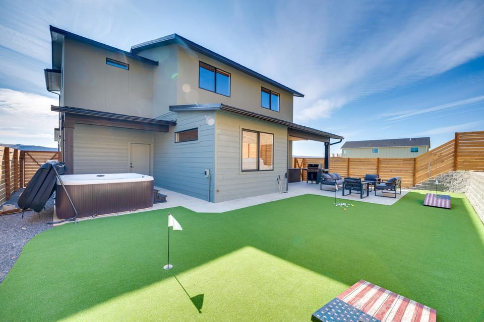 Hot Tub & Water Views: Vantage Family Retreat House in Kittitas County