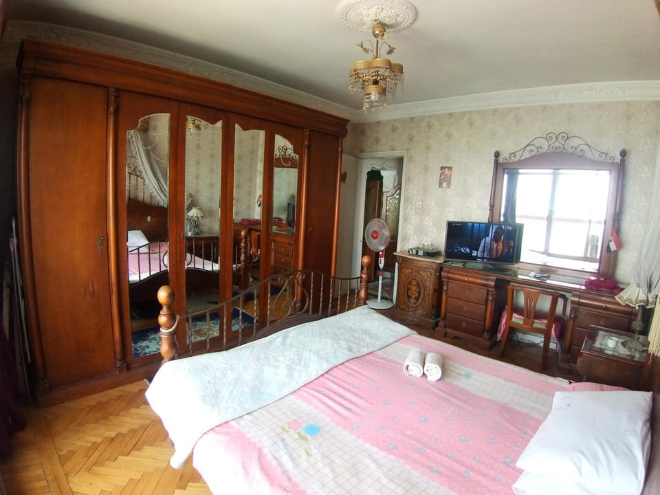 Bed, TV and multimedia, Bedroom, wardrobe