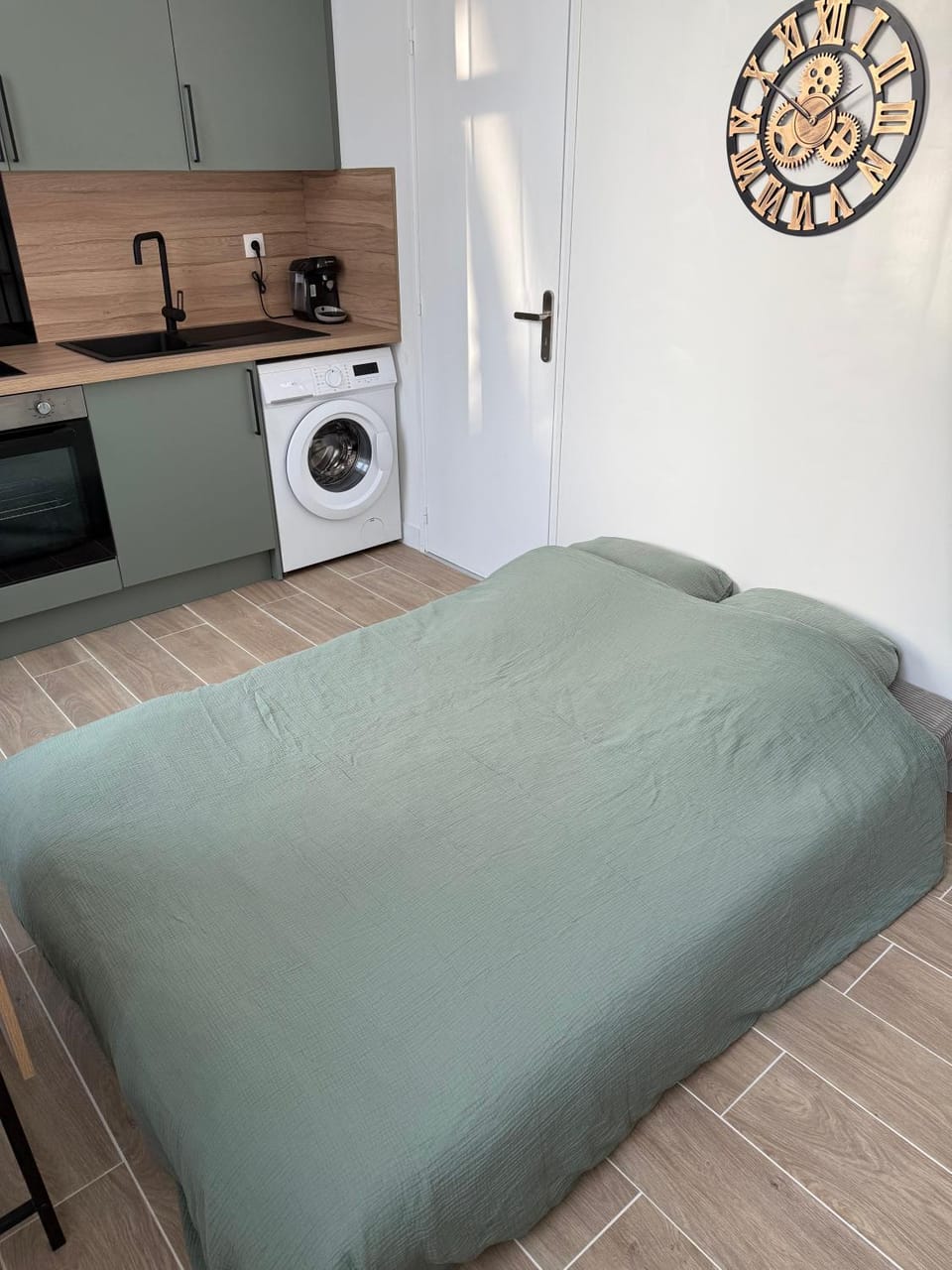 Bed, Kitchen or kitchenette, Bedroom, oven, stove