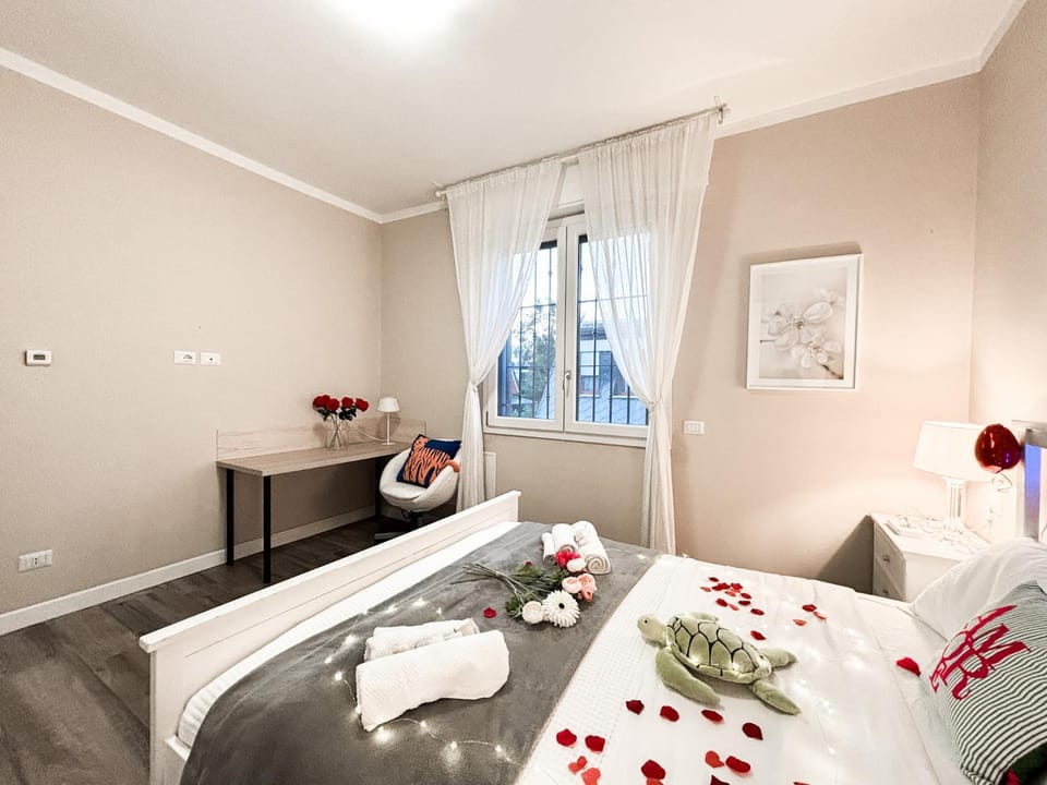 Bed, Photo of the whole room, Decorative detail, Bedroom