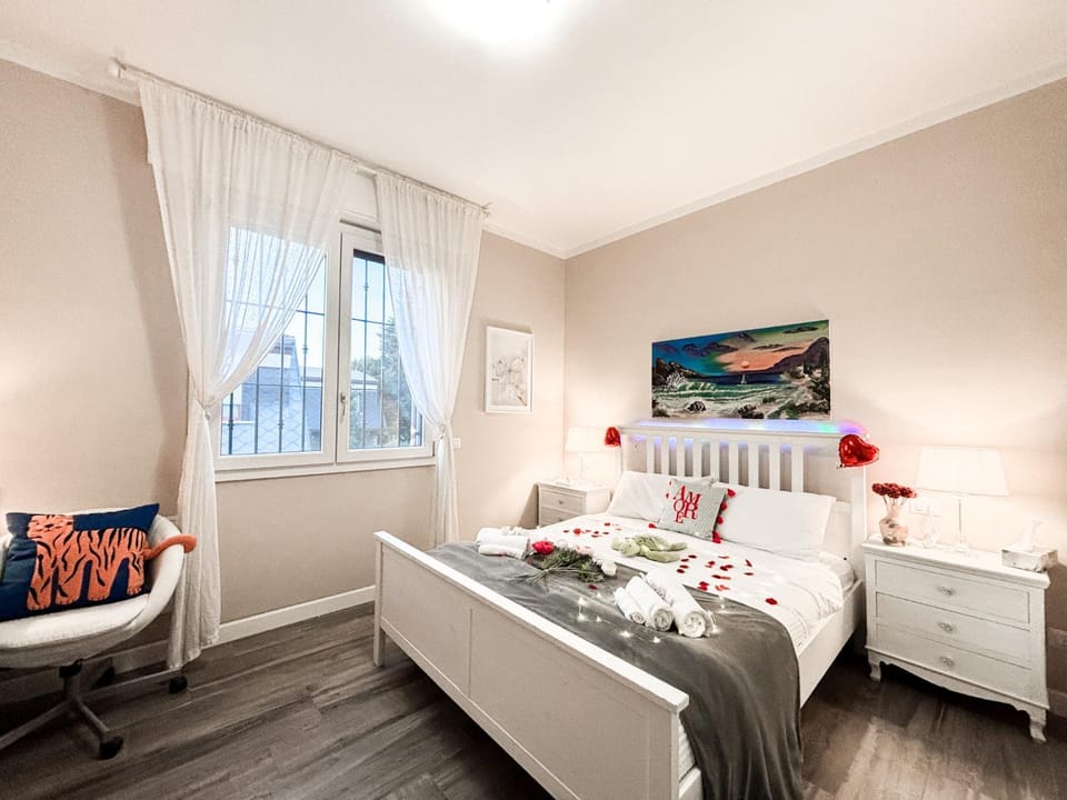 Bed, Living room, Photo of the whole room, Seating area, Bedroom