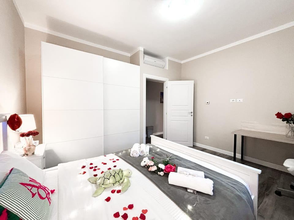 Bed, Photo of the whole room, Bedroom, wardrobe