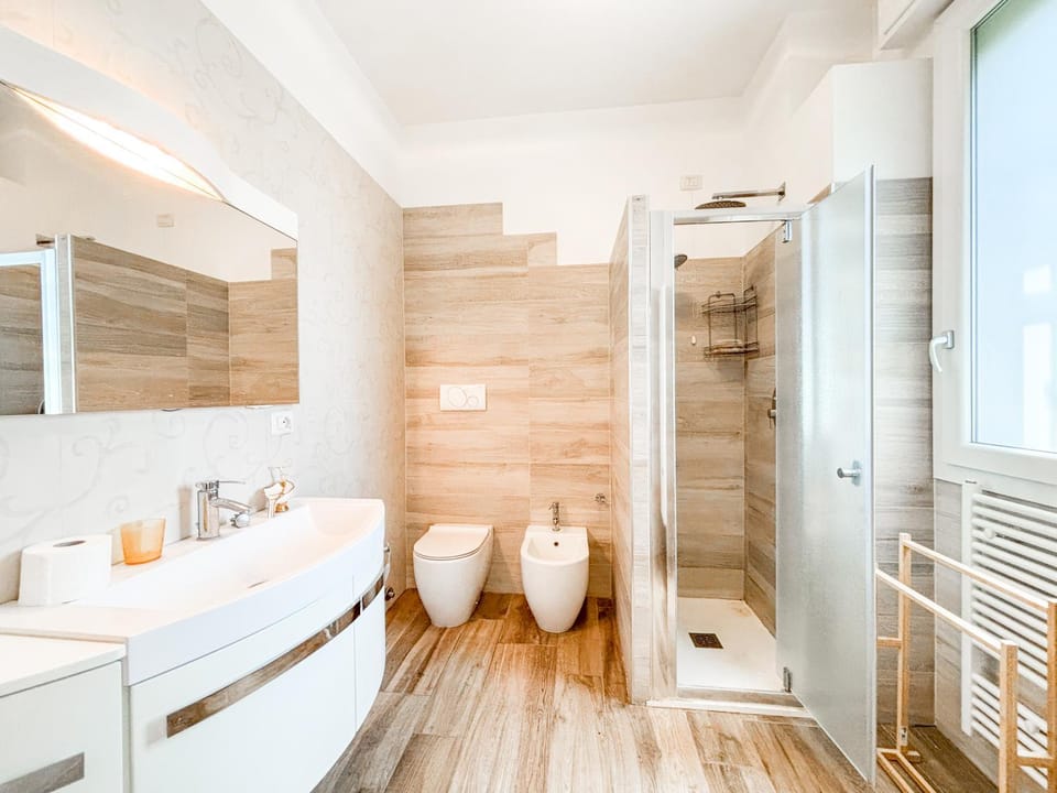 Shower, Toilet, Bathroom, bidet, towels