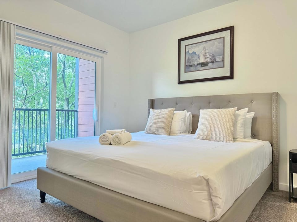 Bed, Photo of the whole room, Bedroom, towels