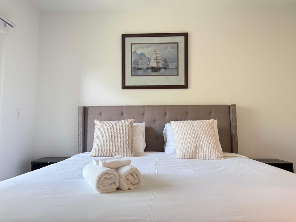 Bed, Bedroom, towels