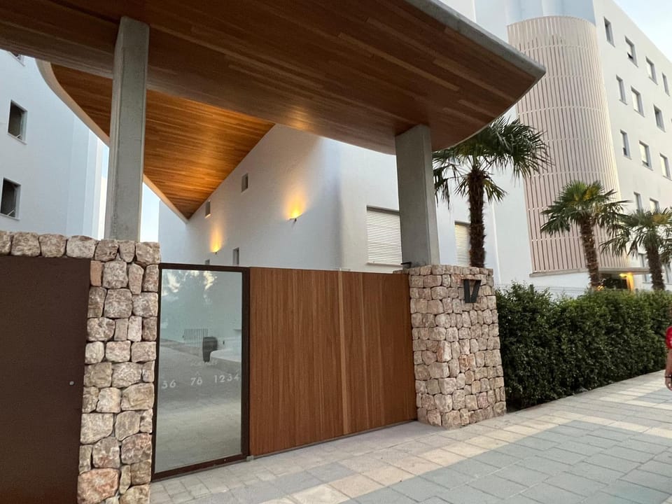 Facade/entrance