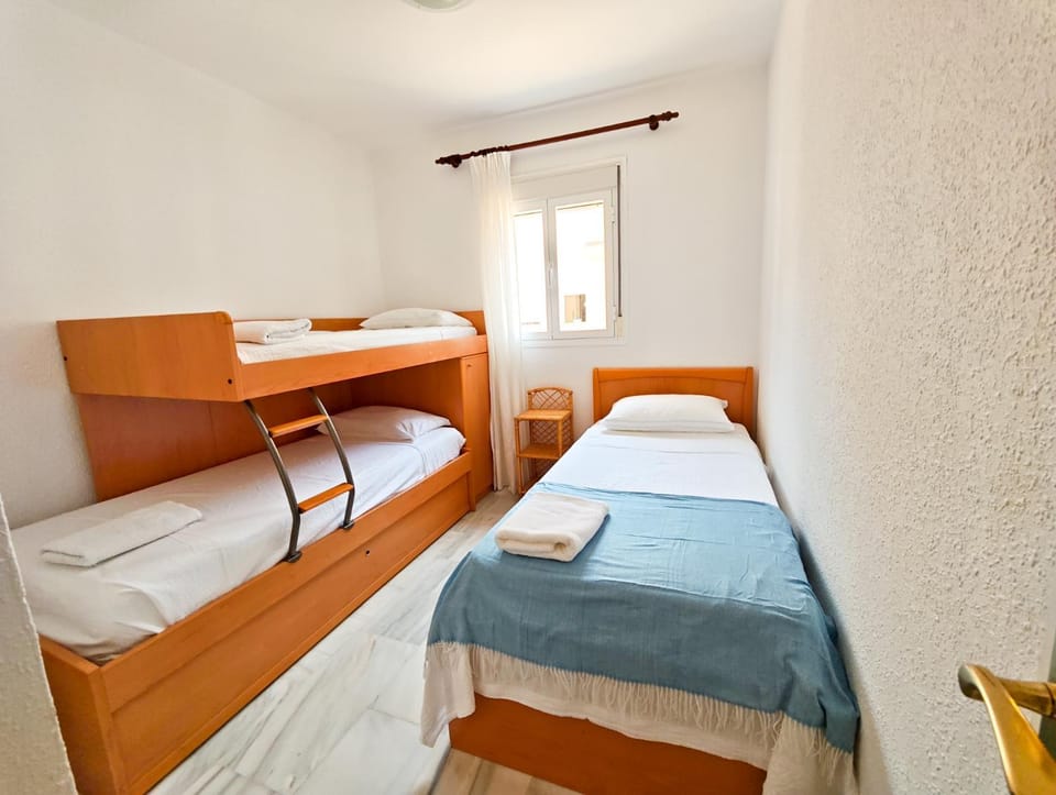 Bed, Photo of the whole room, Bedroom, bunk bed, towels