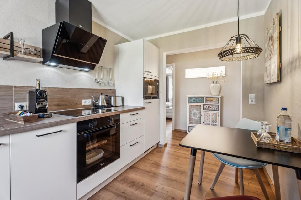 Coffee/tea facilities, Kitchen or kitchenette, Dining area, dishwasher, oven, stove, toaster