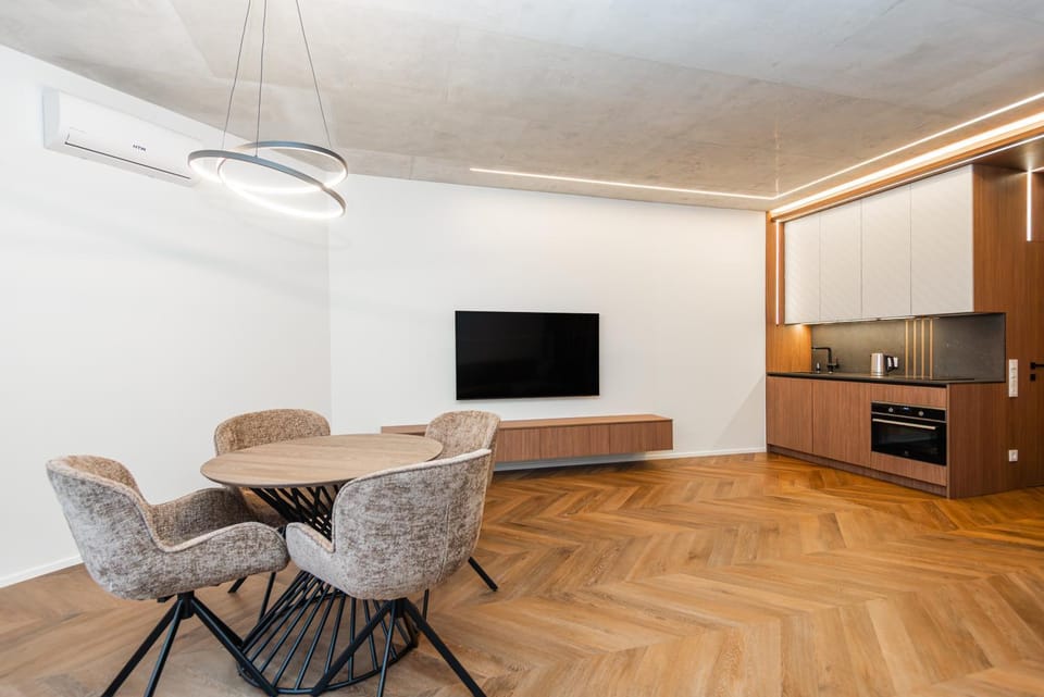 Communal lounge/ TV room, TV and multimedia, Kitchen or kitchenette, Living room, Seating area, Dining area, Evening entertainment, oven, stove