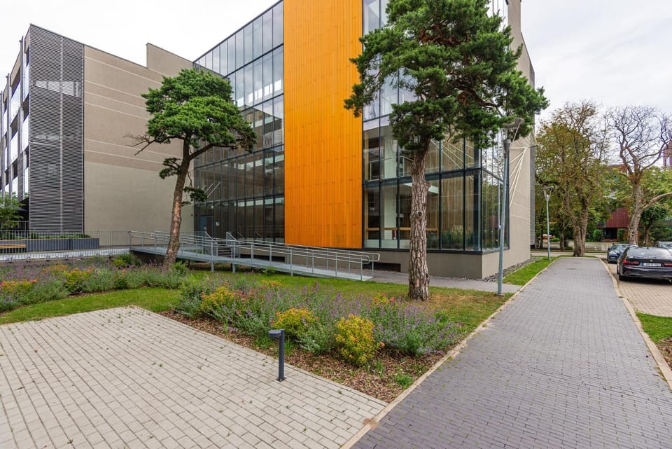 Property building, Day, Neighbourhood, Garden, Garden view, Location