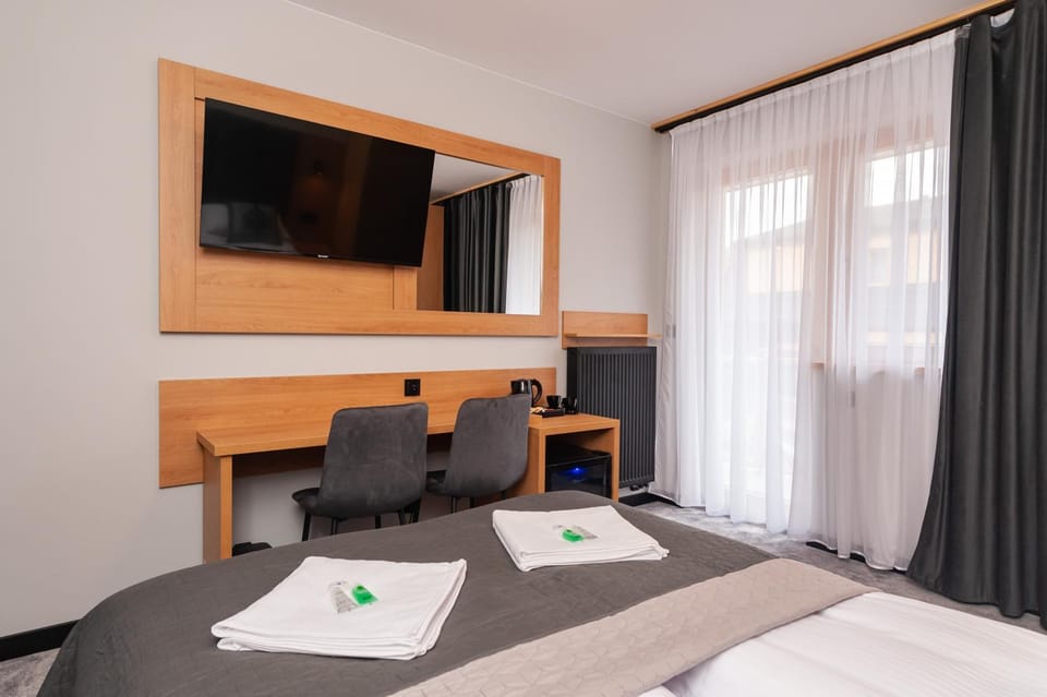 Bed, TV and multimedia, Photo of the whole room, Bedroom, towels