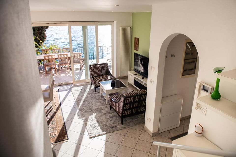 Maison Selva - Villa Vinessa beachfront retreat Villa in Lake Garda