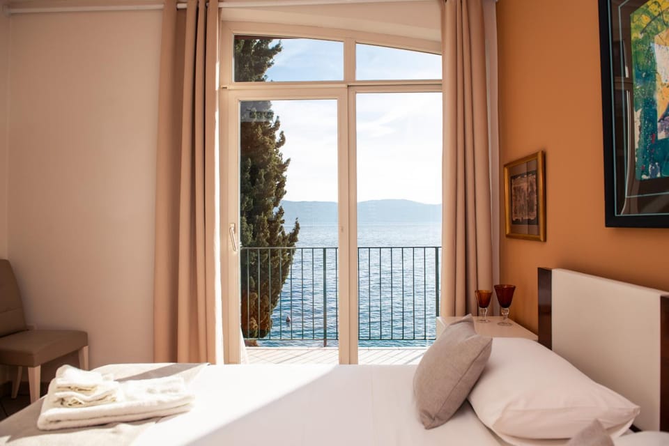 Maison Selva - Villa Vinessa beachfront retreat Villa in Lake Garda