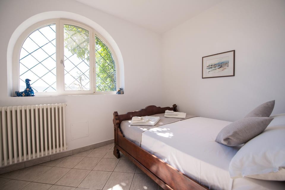 Villa Vinessa beachfront retreat Villa in Lake Garda