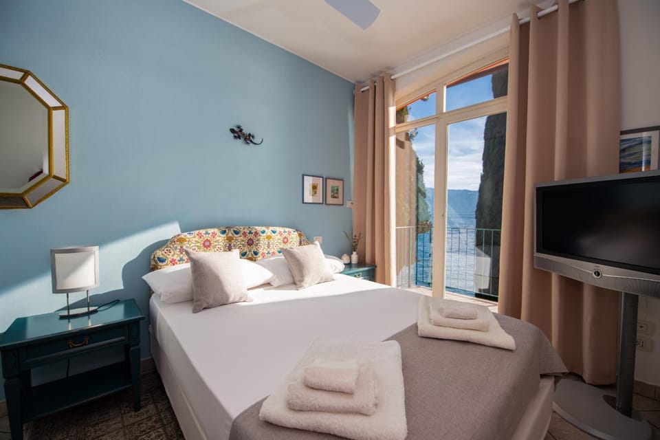 Maison Selva - Villa Vinessa beachfront retreat Villa in Lake Garda