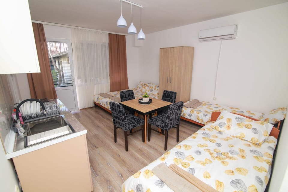 Dining area, Bedroom, air conditioner