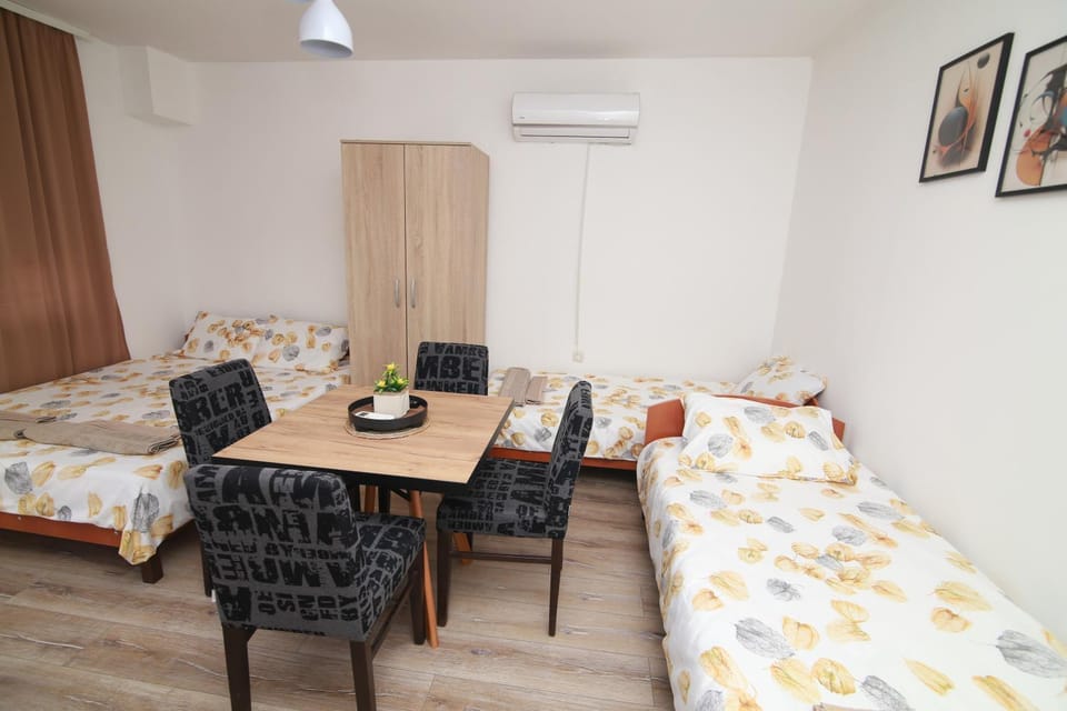 Dining area, Bedroom, air conditioner