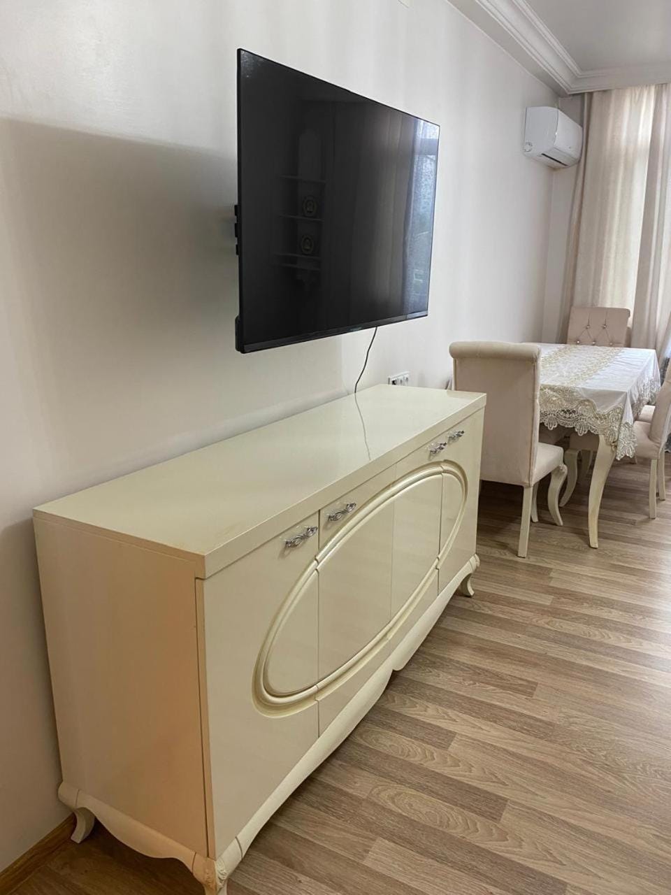 Communal lounge/ TV room, Seating area, Dining area, air conditioner