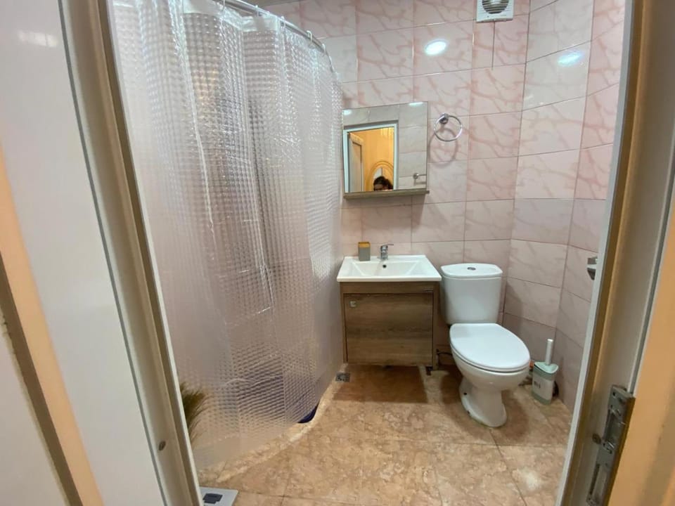 Shower, Toilet